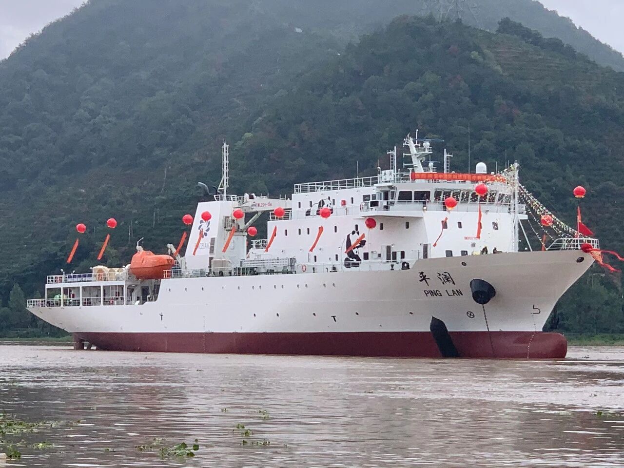 中国首艘5000吨级民间远洋医疗救援船下水