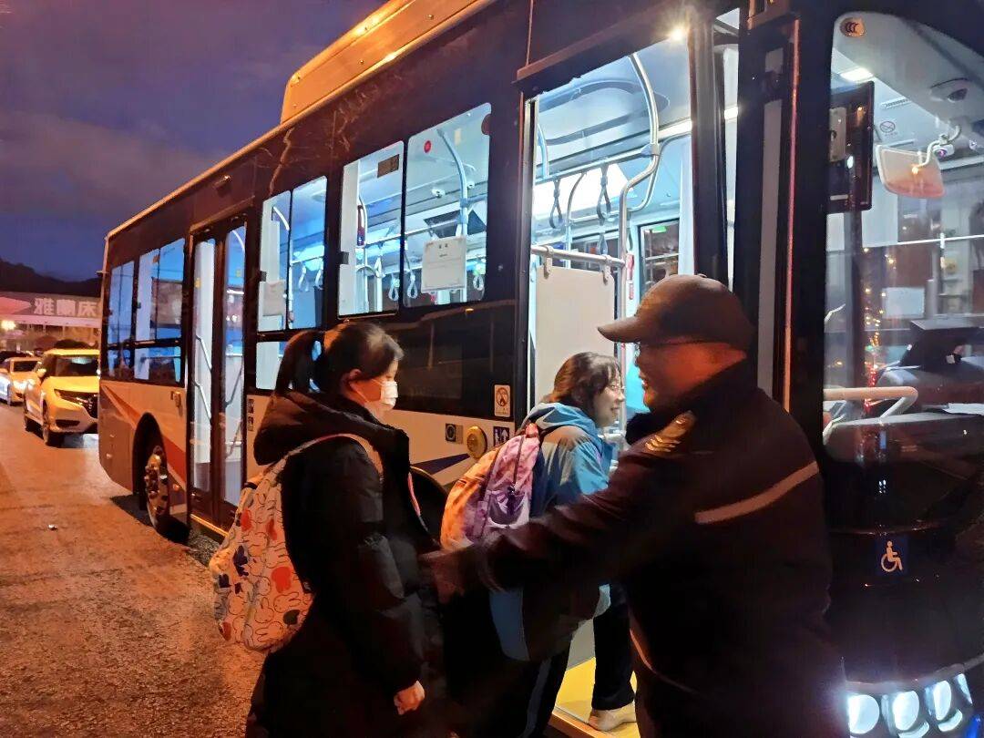 锦旗背后的温暖护航 青岛巴士“六进”联创定制服务破解学子出行
